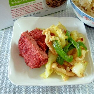 大麦ごはんのおかず　コンビーフと野菜の炒め物